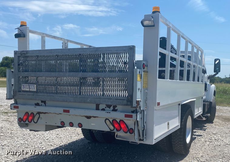 image for item JU9285 2005 GMC C7500  flatbed truck