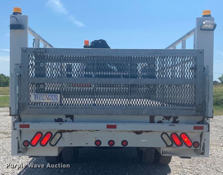 image for item JU9285 2005 GMC C7500  flatbed truck