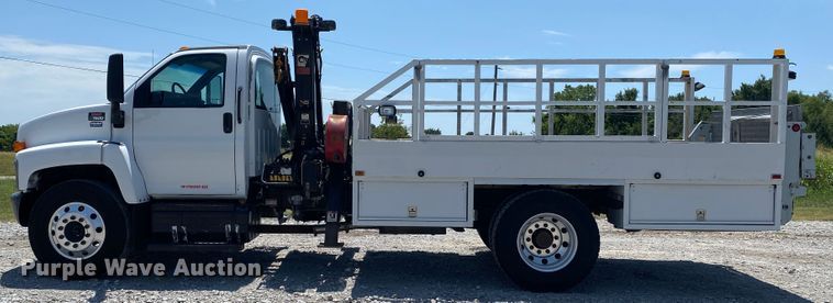 image for item JU9285 2005 GMC C7500  flatbed truck
