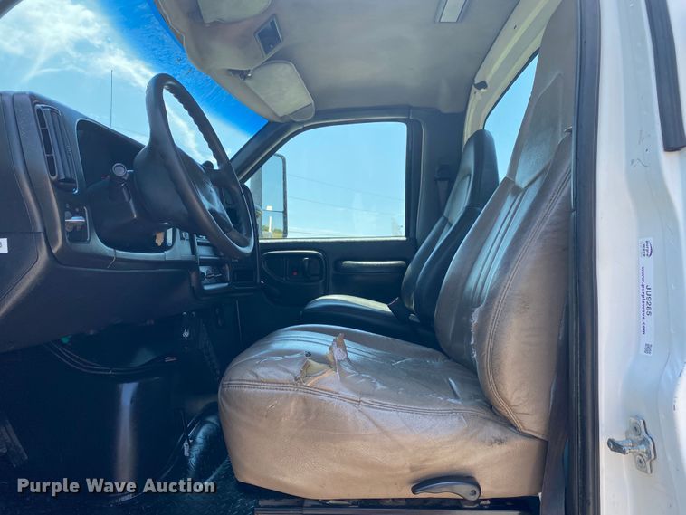 image for item JU9285 2005 GMC C7500  flatbed truck