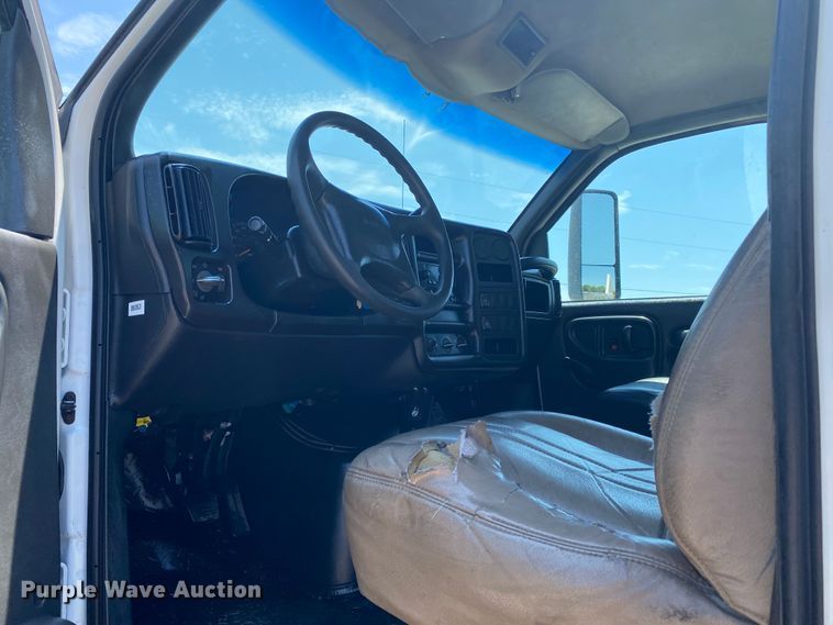 image for item JU9285 2005 GMC C7500  flatbed truck