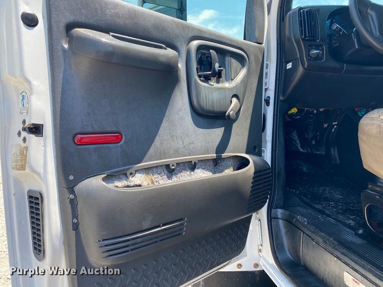 image for item JU9285 2005 GMC C7500  flatbed truck