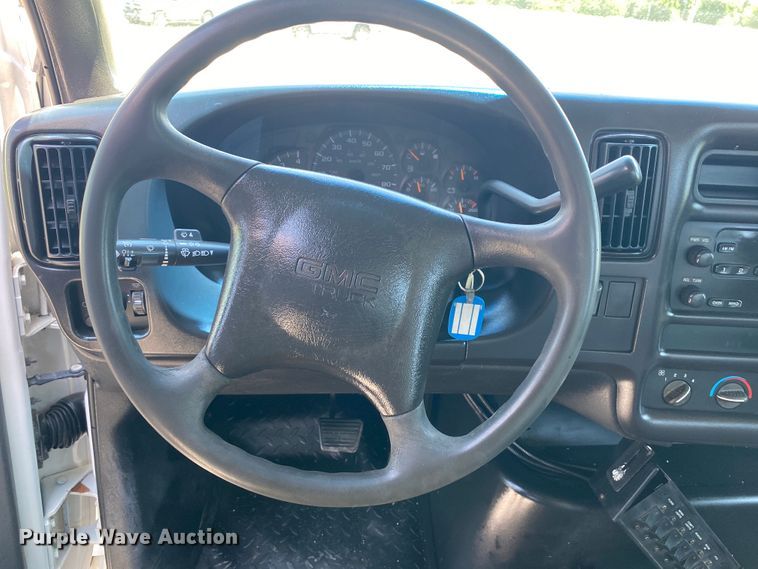 image for item JU9285 2005 GMC C7500  flatbed truck