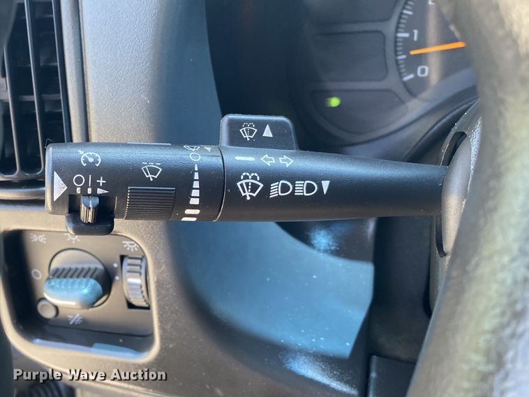 image for item JU9285 2005 GMC C7500  flatbed truck