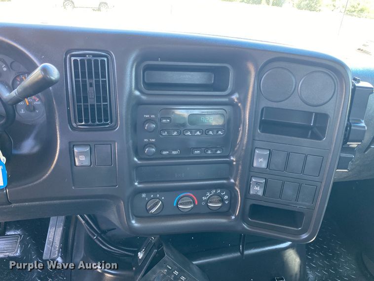 image for item JU9285 2005 GMC C7500  flatbed truck