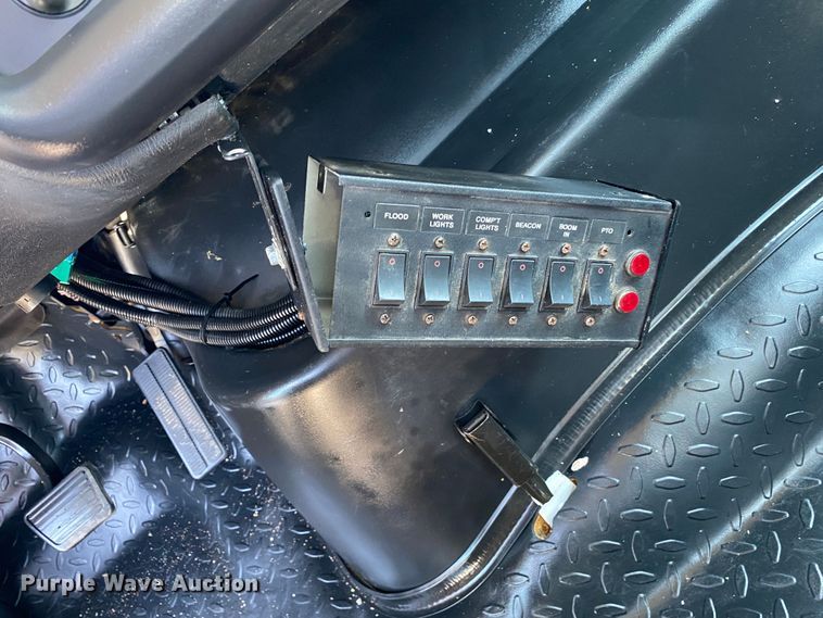 image for item JU9285 2005 GMC C7500  flatbed truck