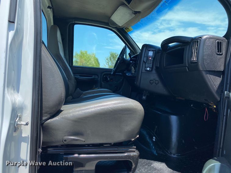 image for item JU9285 2005 GMC C7500  flatbed truck