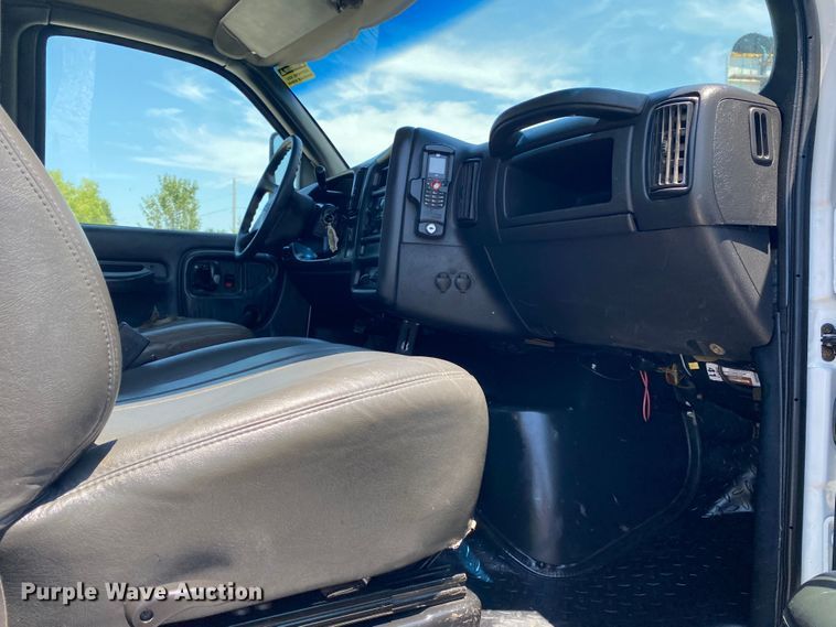 image for item JU9285 2005 GMC C7500  flatbed truck