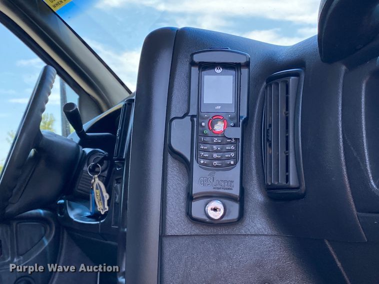 image for item JU9285 2005 GMC C7500  flatbed truck