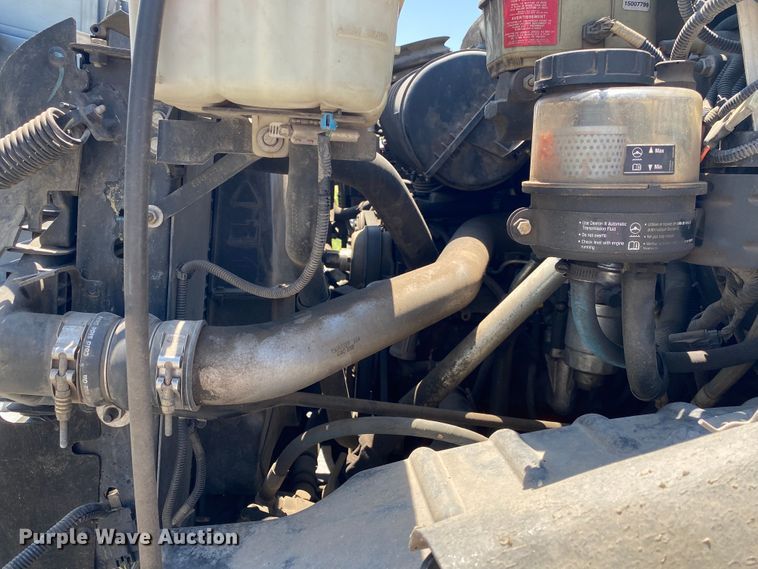 image for item JU9285 2005 GMC C7500  flatbed truck