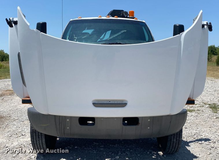 image for item JU9285 2005 GMC C7500  flatbed truck