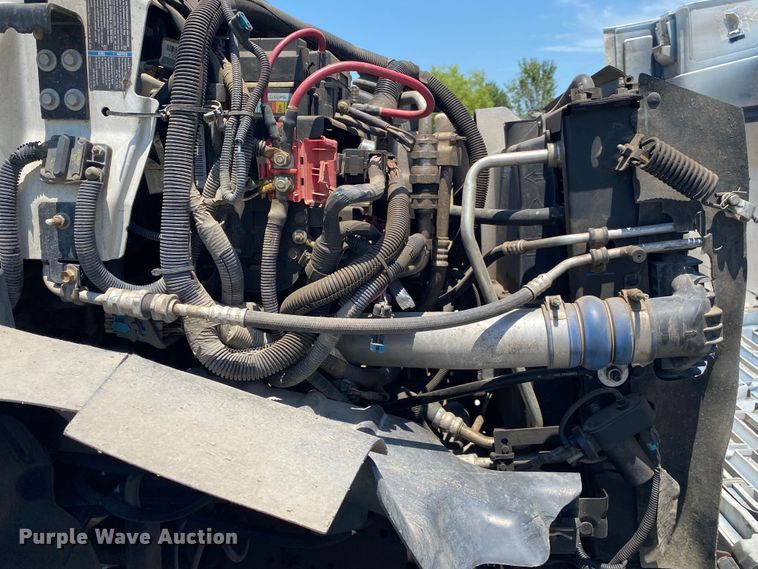 image for item JU9285 2005 GMC C7500  flatbed truck