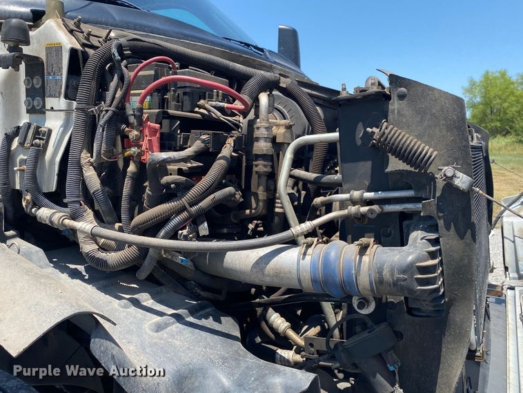 image for item JU9285 2005 GMC C7500  flatbed truck