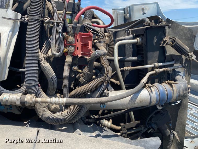 image for item JU9285 2005 GMC C7500  flatbed truck