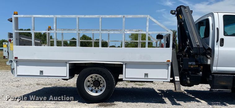 image for item JU9285 2005 GMC C7500  flatbed truck