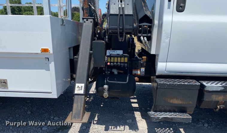 image for item JU9285 2005 GMC C7500  flatbed truck