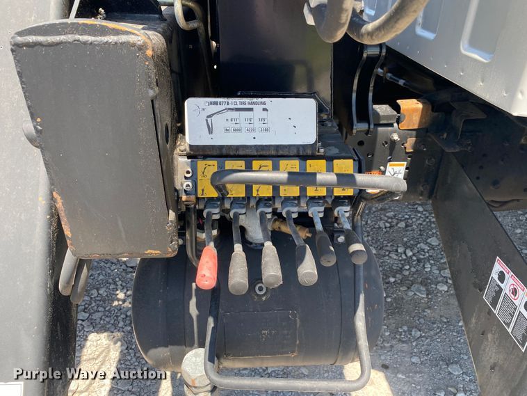 image for item JU9285 2005 GMC C7500  flatbed truck