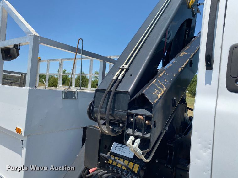 image for item JU9285 2005 GMC C7500  flatbed truck