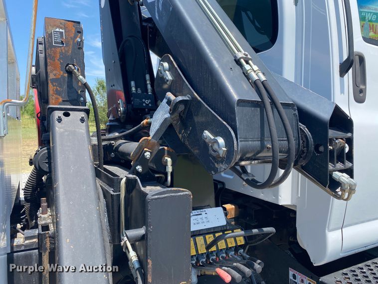 image for item JU9285 2005 GMC C7500  flatbed truck