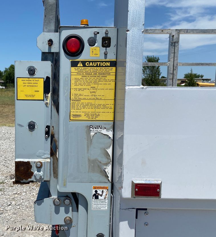 image for item JU9285 2005 GMC C7500  flatbed truck