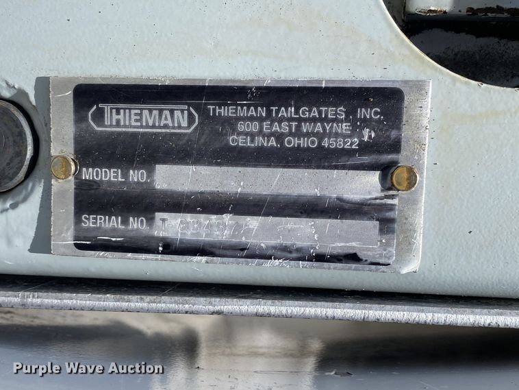 image for item JU9285 2005 GMC C7500  flatbed truck