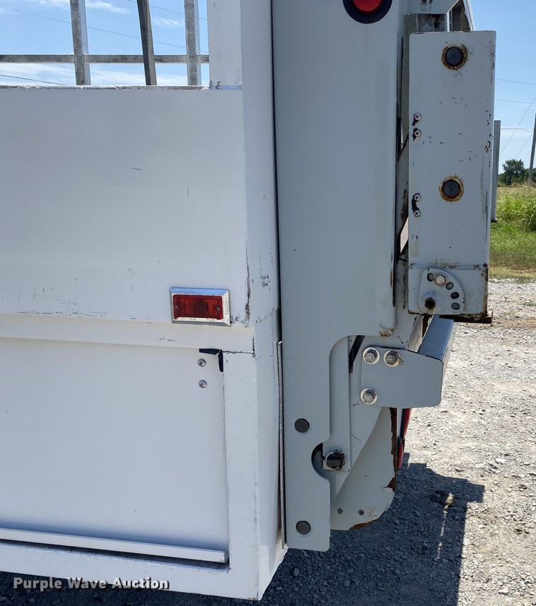 image for item JU9285 2005 GMC C7500  flatbed truck