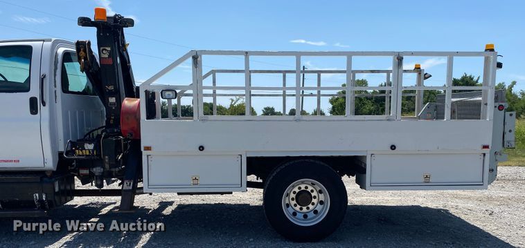 image for item JU9285 2005 GMC C7500  flatbed truck