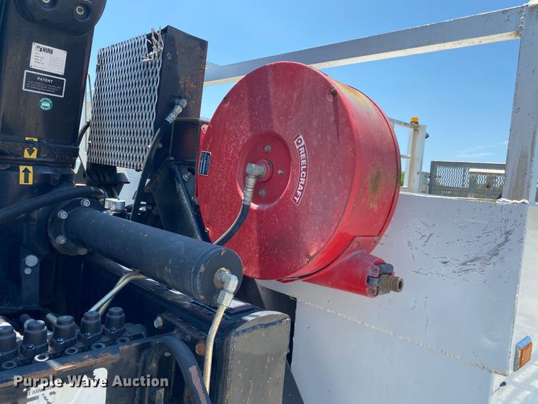 image for item JU9285 2005 GMC C7500  flatbed truck