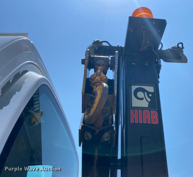 image for item JU9285 2005 GMC C7500  flatbed truck