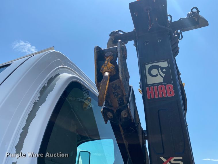 image for item JU9285 2005 GMC C7500  flatbed truck