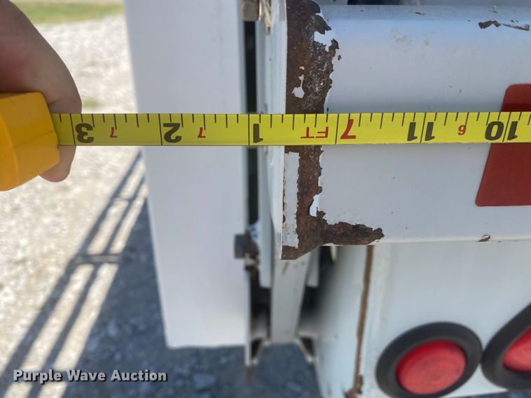 image for item JU9285 2005 GMC C7500  flatbed truck