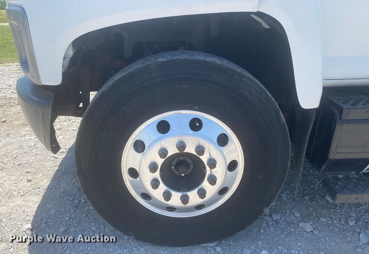 image for item JU9285 2005 GMC C7500  flatbed truck