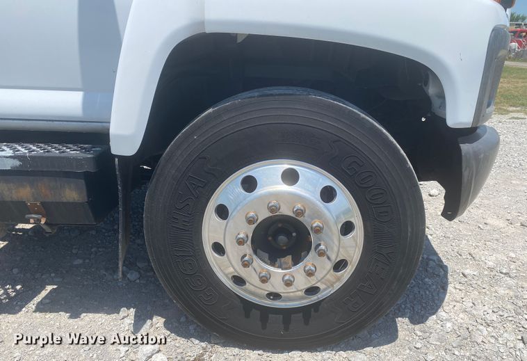 image for item JU9285 2005 GMC C7500  flatbed truck