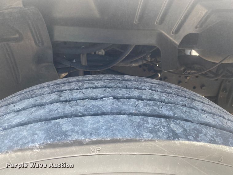 image for item JU9285 2005 GMC C7500  flatbed truck