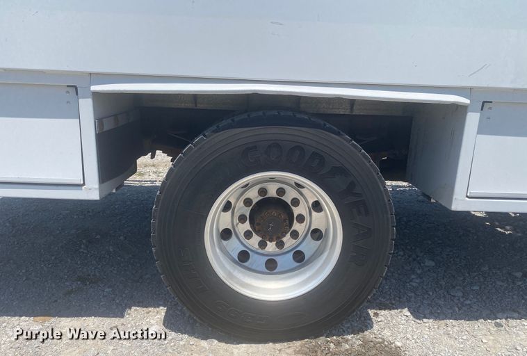 image for item JU9285 2005 GMC C7500  flatbed truck