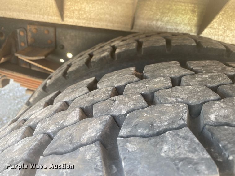 image for item JU9285 2005 GMC C7500  flatbed truck