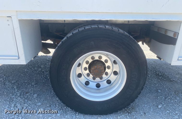 image for item JU9285 2005 GMC C7500  flatbed truck