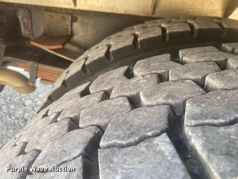 image for item JU9285 2005 GMC C7500  flatbed truck