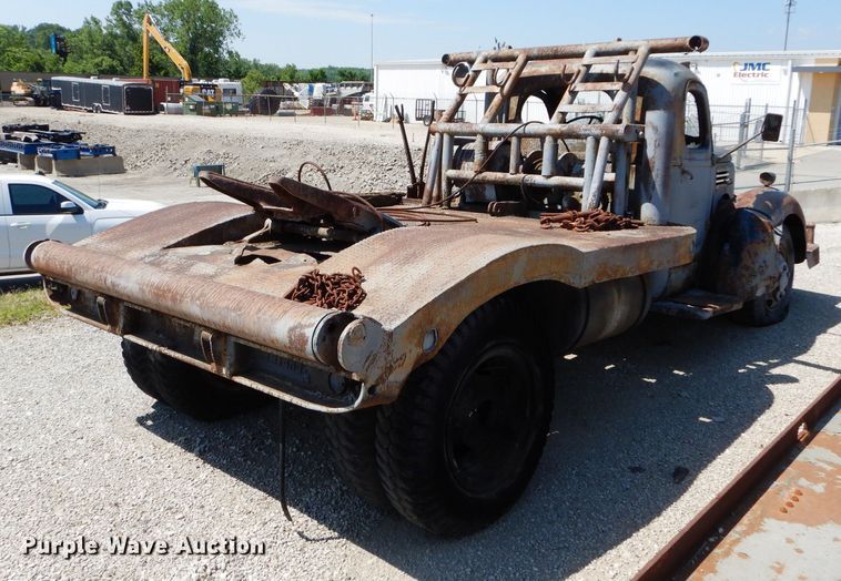 image for item JX9148 1946 International KS6-250  winch truck