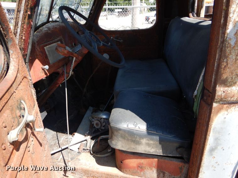 image for item JX9148 1946 International KS6-250  winch truck