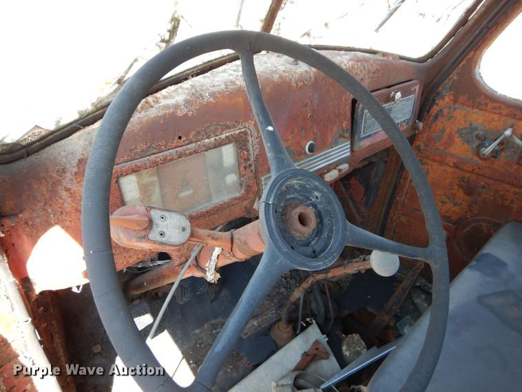 image for item JX9148 1946 International KS6-250  winch truck