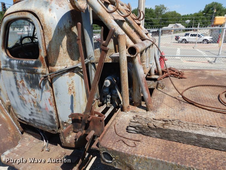 image for item JX9148 1946 International KS6-250  winch truck