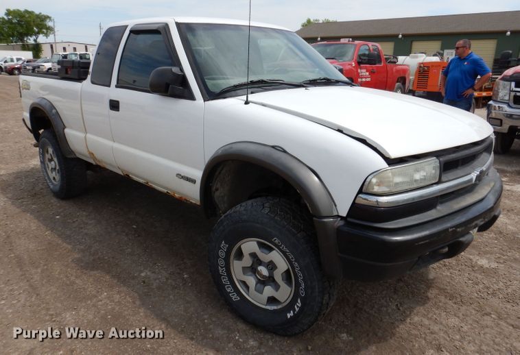 image for item KN9817 2003 Chevrolet S10  Ext. Cab pickup truck