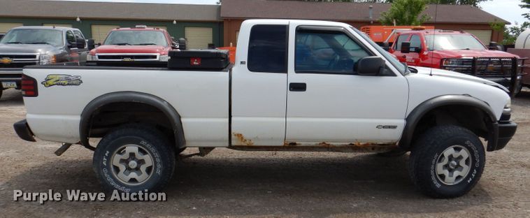 image for item KN9817 2003 Chevrolet S10  Ext. Cab pickup truck