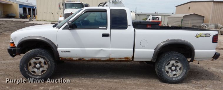 image for item KN9817 2003 Chevrolet S10  Ext. Cab pickup truck