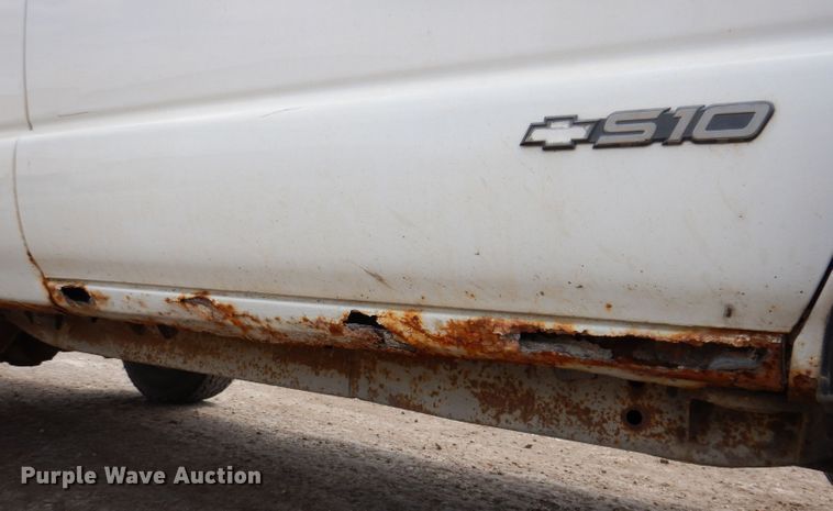 image for item KN9817 2003 Chevrolet S10  Ext. Cab pickup truck