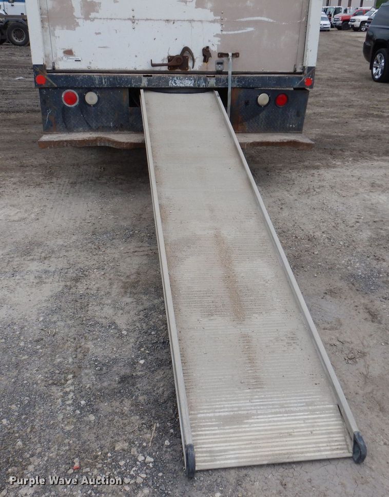 image for item KN9821 2011 Chevrolet Express G4500  box truck