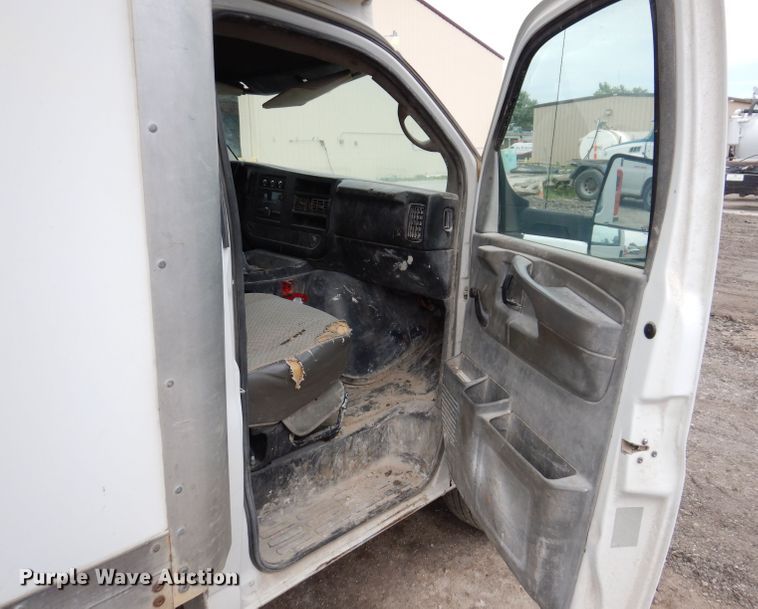 image for item KN9821 2011 Chevrolet Express G4500  box truck