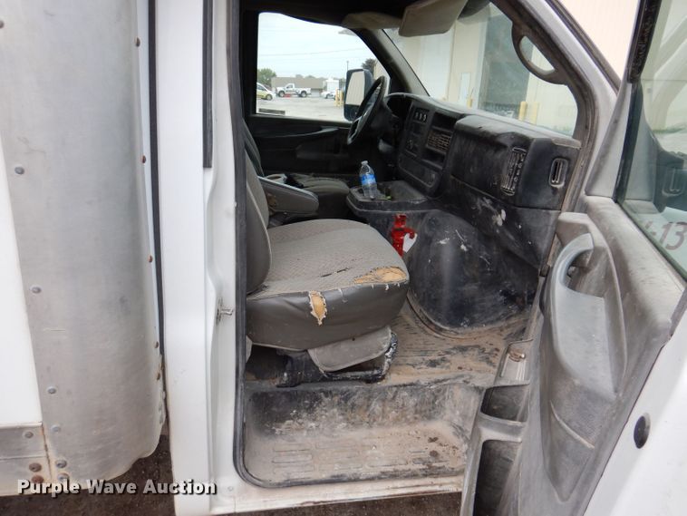 image for item KN9821 2011 Chevrolet Express G4500  box truck