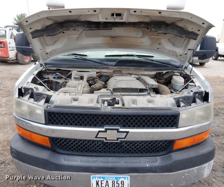 image for item KN9821 2011 Chevrolet Express G4500  box truck